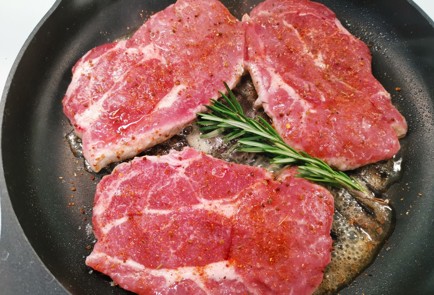 Фото шага рецепта Стейк из свиной шеи 188924 шаг 6  