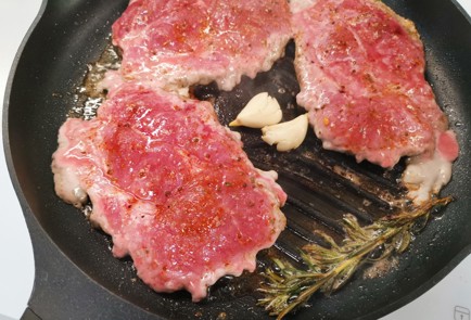 Фото шага рецепта Стейк из свиной шеи 188924 шаг 7  