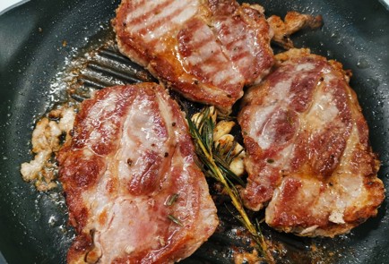 Фото шага рецепта Стейк из свиной шеи 188924 шаг 9  