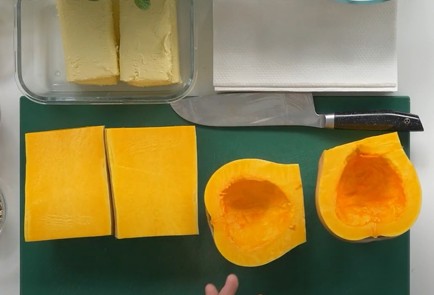 Фото шага рецепта Стейк из тыквы со шпинатом и мягким сыром 151584 шаг 1  