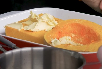 Фото шага рецепта Стейк из тыквы со шпинатом и мягким сыром 151584 шаг 2  