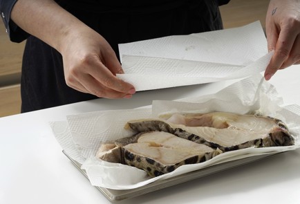 Фото шага рецепта Стейк из зубатки 173339 шаг 2  