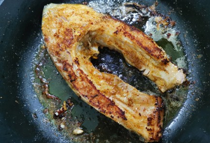 Фото шага рецепта Стейк карпа на сковороде 187627 шаг 10  