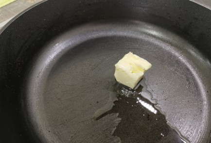 Фото шага рецепта Стейк карпа на сковороде 187627 шаг 2  