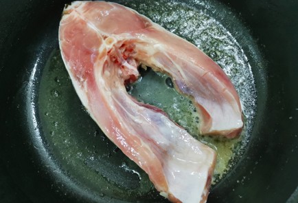 Фото шага рецепта Стейк карпа на сковороде 187627 шаг 3  