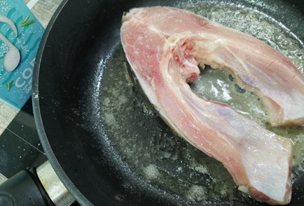 Фото шага рецепта Стейк карпа на сковороде 187627 шаг 4  