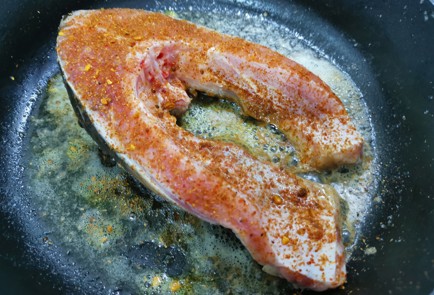 Фото шага рецепта Стейк карпа на сковороде 187627 шаг 5  