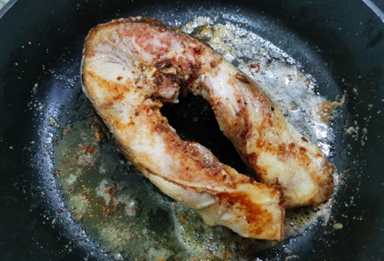 Фото шага рецепта Стейк карпа на сковороде 187627 шаг 6  