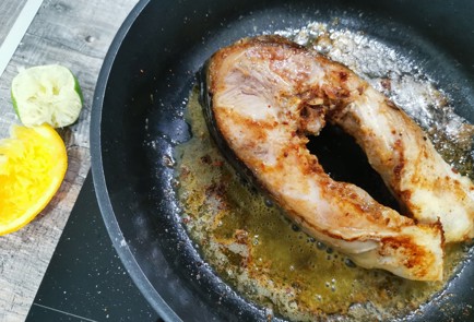 Фото шага рецепта Стейк карпа на сковороде 187627 шаг 7  