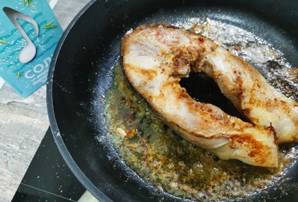 Фото шага рецепта Стейк карпа на сковороде 187627 шаг 8  