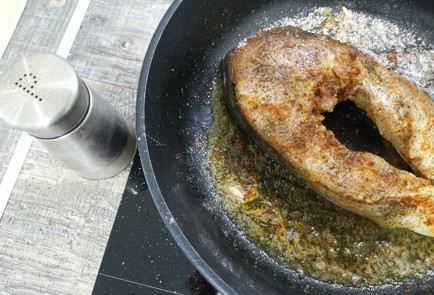 Фото шага рецепта Стейк карпа на сковороде 187627 шаг 9  