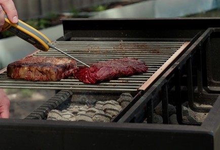 Фото шага рецепта Стейк мясника на мангале 174031 шаг 6