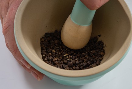 Фото шага рецепта Стейк на сковороде 175094 шаг 2  