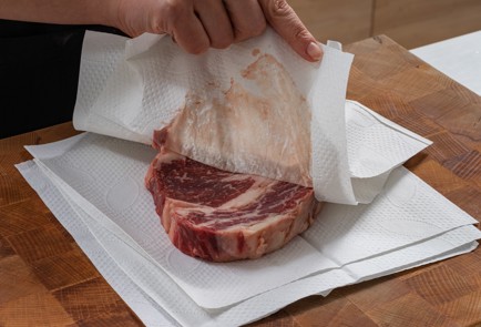 Фото шага рецепта Стейк на сковороде 175094 шаг 3  