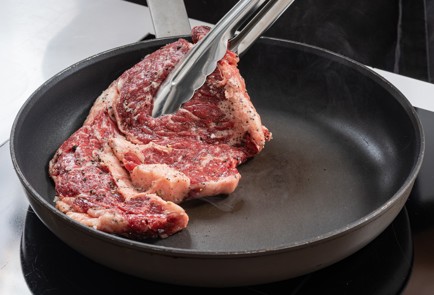 Фото шага рецепта Стейк на сковороде 175094 шаг 5  