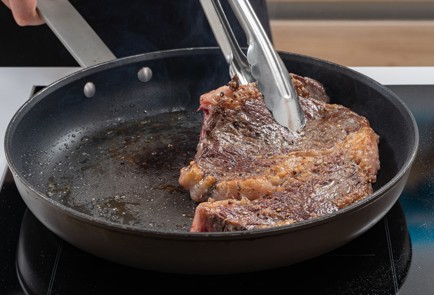 Фото шага рецепта Стейк на сковороде 175094 шаг 6  