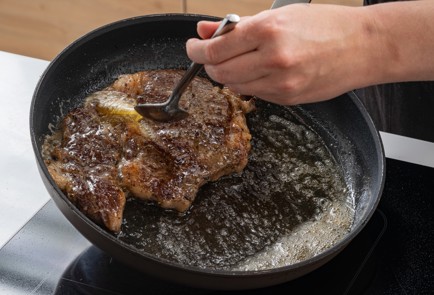 Фото шага рецепта Стейк на сковороде 175094 шаг 9  