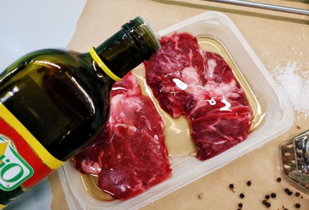 Фото шага рецепта Стейк пиканья из мраморной говядины 140183 шаг 2  