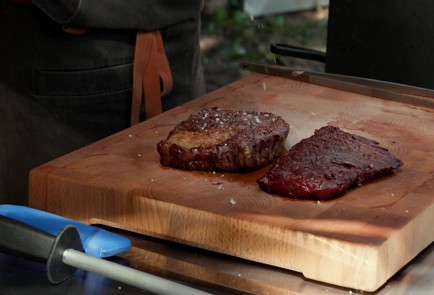 Фото шага рецепта Стейк рибай на мангале 174032 шаг 10  