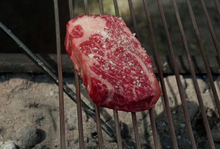 Фото шага рецепта Стейк рибай на мангале 174032 шаг 4  