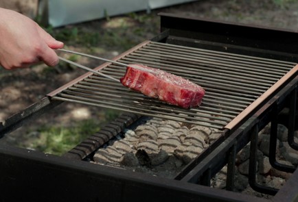 Фото шага рецепта Стейк рибай на мангале 174032 шаг 5  