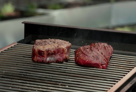 Фото шага рецепта Стейк рибай на мангале 174032 шаг 6  