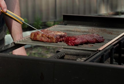 Фото шага рецепта Стейк рибай на мангале 174032 шаг 7  
