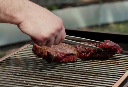 Фото шага рецепта Стейк рибай на мангале 174032 шаг 8  