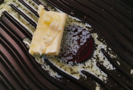 Фото шага рецепта Стейк рибай на сковороде 175511 шаг 2  