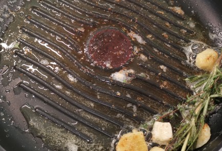 Фото шага рецепта Стейк рибай на сковороде 175511 шаг 5  