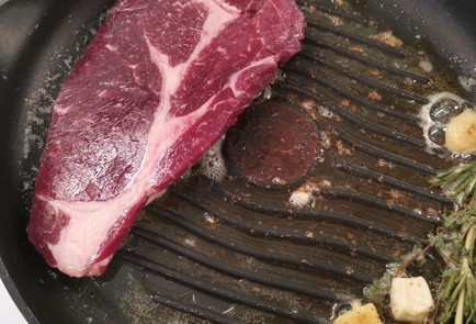 Фото шага рецепта Стейк рибай на сковороде 175511 шаг 6  