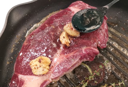 Фото шага рецепта Стейк рибай на сковороде 175511 шаг 7  