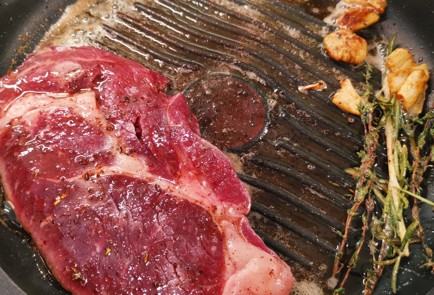 Фото шага рецепта Стейк рибай на сковороде 175511 шаг 8  