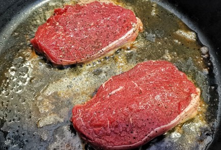 Фото шага рецепта Стейк рибай с жареным ананасом 151226 шаг 10  