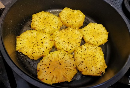 Фото шага рецепта Стейк рибай с жареным ананасом 151226 шаг 6  