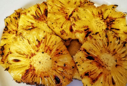 Фото шага рецепта Стейк рибай с жареным ананасом 151226 шаг 7  