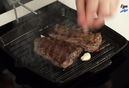 Фото шага рецепта Стейк с морковным пюре и чатни из крыжовника 125577 шаг 4  