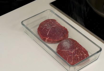 Фото шага рецепта Стейк с перечным соусом 136871 шаг 7