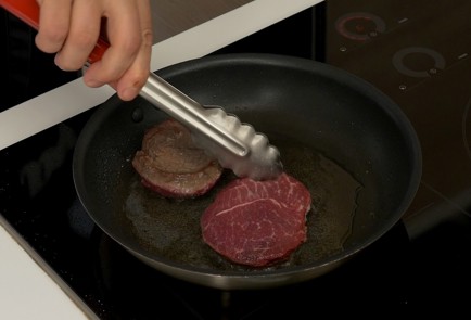 Фото шага рецепта Стейк с перечным соусом 136871 шаг 8