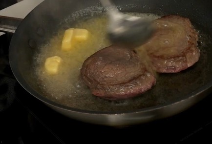 Фото шага рецепта Стейк с перечным соусом 136871 шаг 9