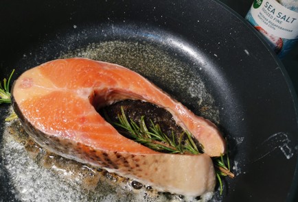 Фото шага рецепта Стейк семги в кокосовом молоке 176319 шаг 3  