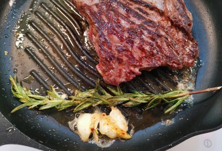 Фото шага рецепта Стейк сирлойн 188492 шаг 7