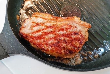 Фото шага рецепта Стейк стриплойн на сковороде гриль 186724 шаг 10  