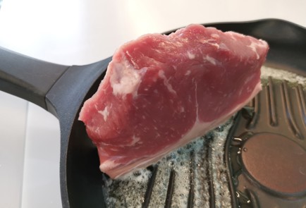 Фото шага рецепта Стейк стриплойн на сковороде гриль 186724 шаг 4  