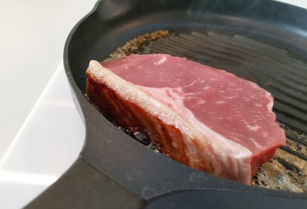 Фото шага рецепта Стейк стриплойн на сковороде гриль 186724 шаг 5  