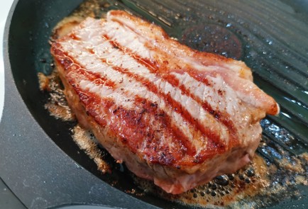 Фото шага рецепта Стейк стриплойн на сковороде гриль 186724 шаг 6  