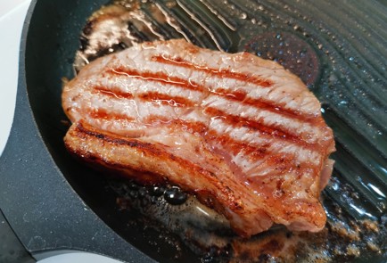 Фото шага рецепта Стейк стриплойн на сковороде гриль 186724 шаг 9  