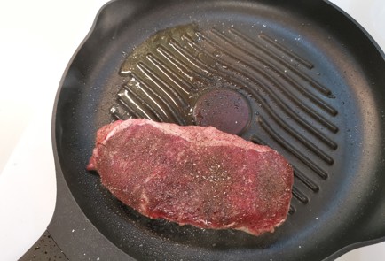 Фото шага рецепта Стейк стриплойн на сковородегриль 186830 шаг 10  