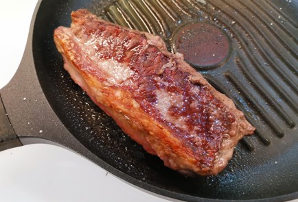 Фото шага рецепта Стейк стриплойн на сковородегриль 186830 шаг 11  