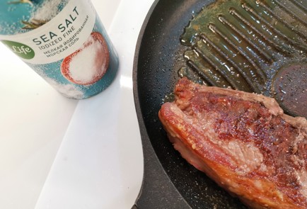 Фото шага рецепта Стейк стриплойн на сковородегриль 186830 шаг 12  